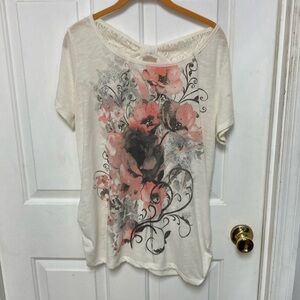 3/$20 bundle and save… 
Ladies floral top large